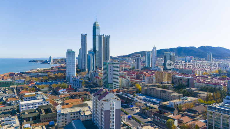 航拍山东烟台滨海广场城市海岸线风光全景