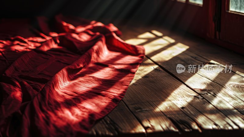 空房间里放着木头桌子和红色桌布
