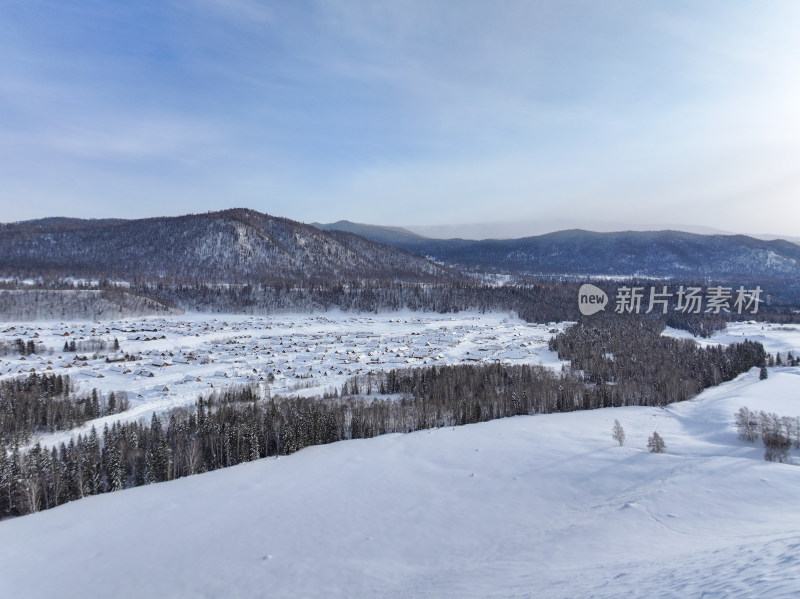 中国新疆阿勒泰禾木冬季雪景白雪覆盖的禾木