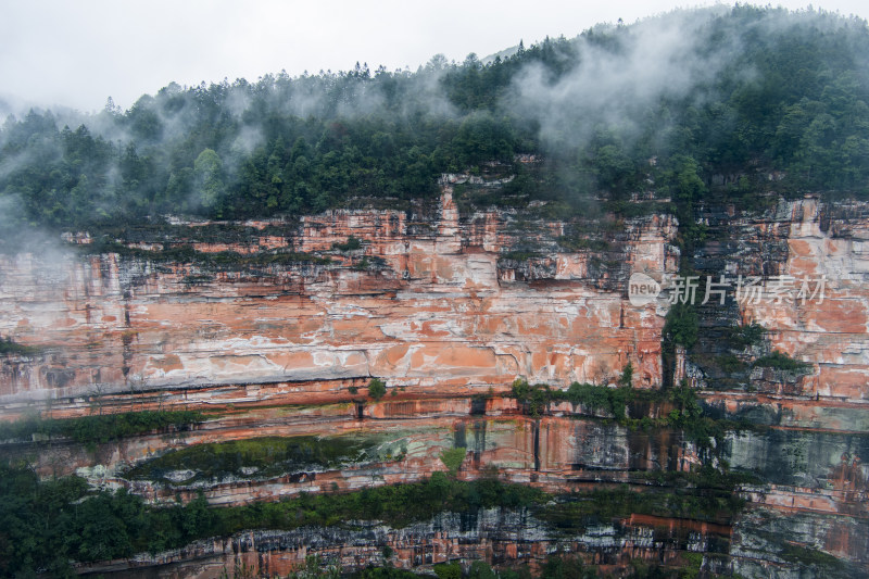 云雾缭绕的重庆江津四面山土地岩景区