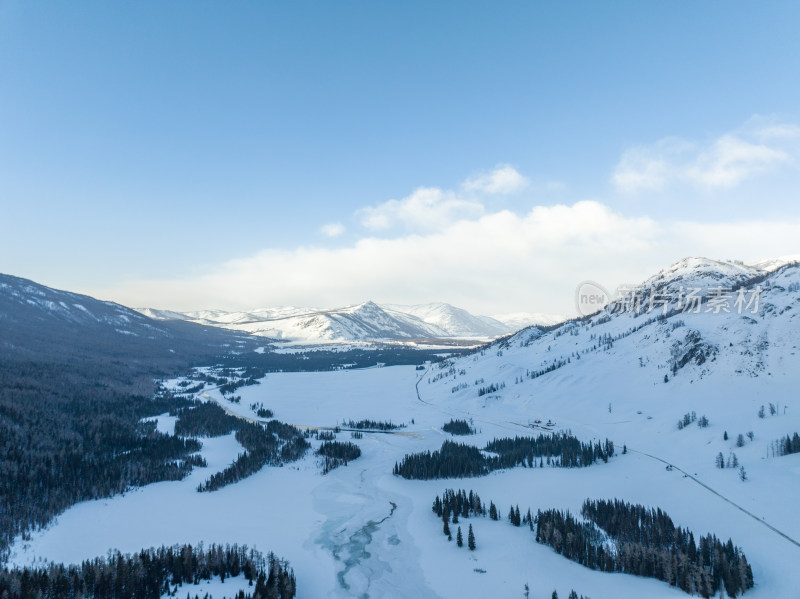 新疆喀纳斯雪景神仙湾冰河晨雾雪山森林雾凇