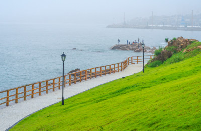 青岛小麦岛，弯曲的海岸线风光