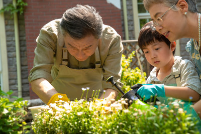 祖孙三人在院子里浇花