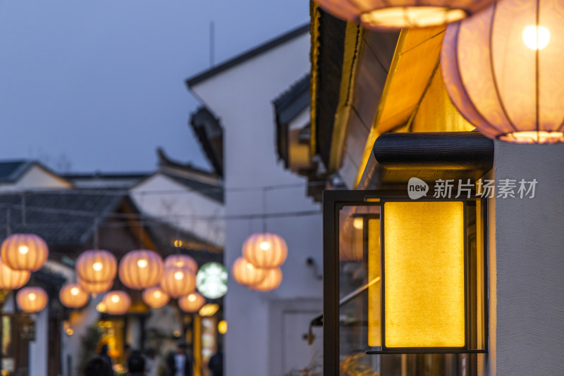 中式灯笼花灯春节新年节日夜晚上海蟠龙天地