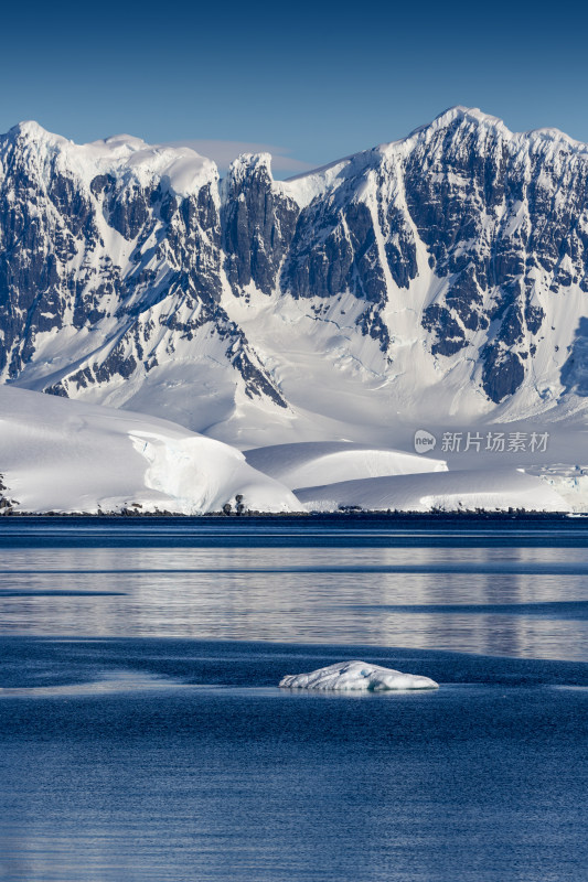 雪山下的平静湖面与浮冰