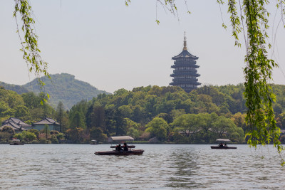 杭州西湖边垂柳与游船风景