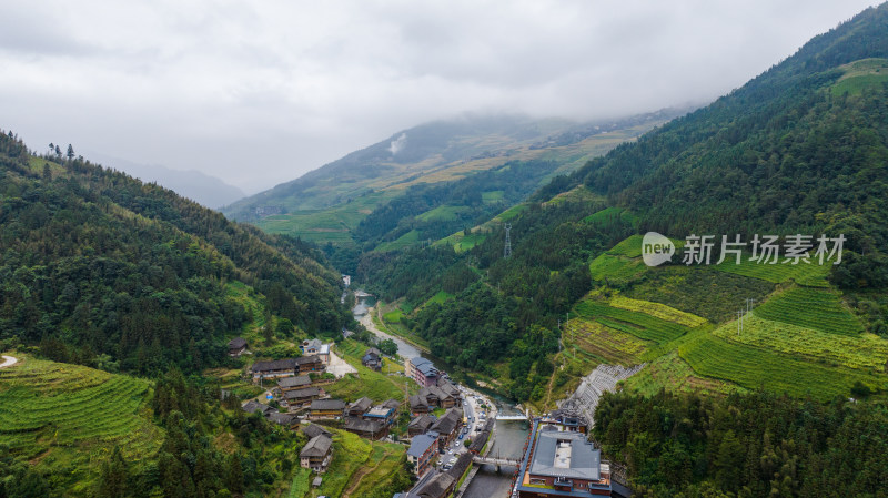 山间村落鸟瞰图，绿意盎然的自然景观