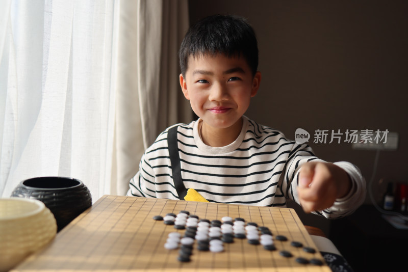 正在下围棋的中国小学生