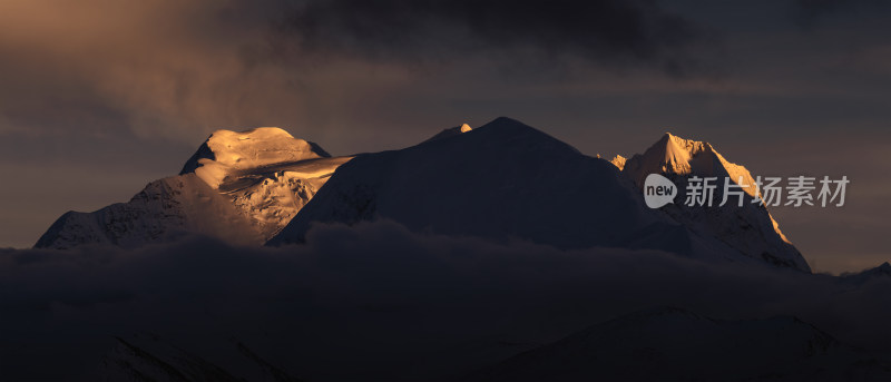 通拉山日照金山