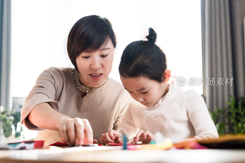 在家一起做手工剪纸的中国母女