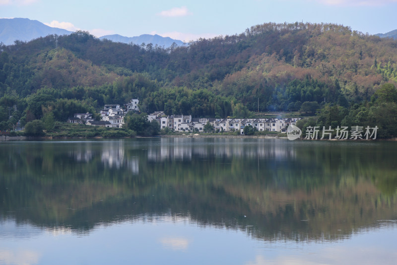 山湖 白屋 白墙 乡村 倒影 唯美