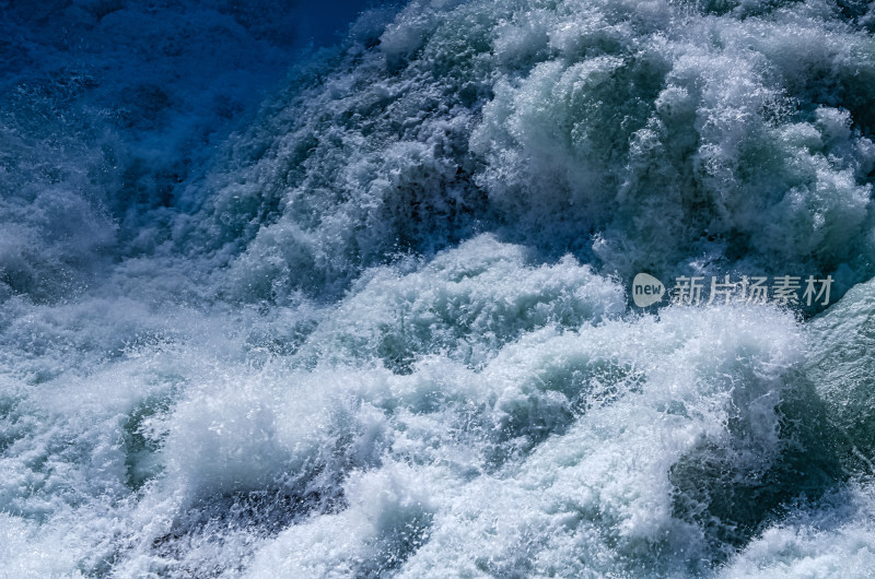 云南香格里拉虎跳峡河流奔腾流水浪花