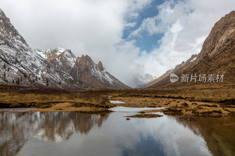 白雪皑皑的群山映衬下的湖景