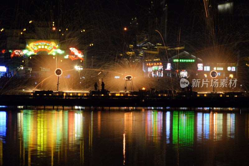 长沙铜官窑夜间湖边打铁花景观