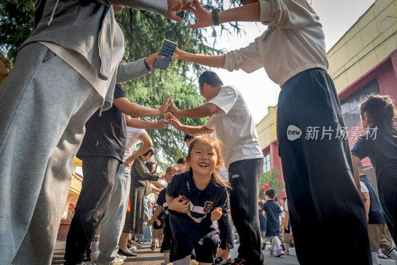 亲子游戏钻山洞