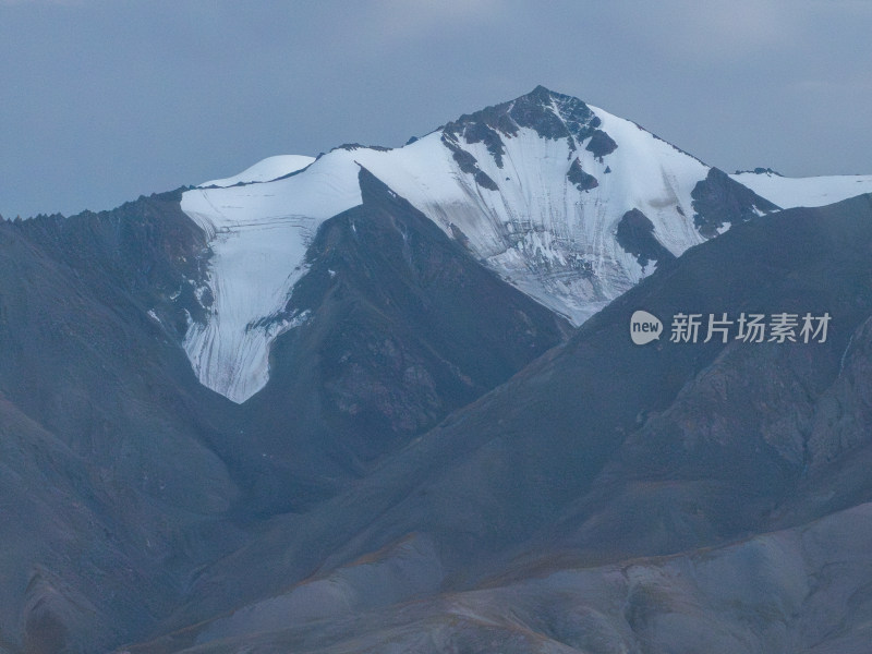 航拍火烧云下的青海玉珠峰雪山冰川