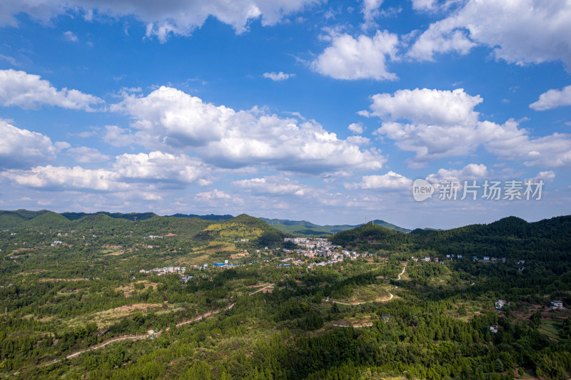 山峦叠翠下的村庄