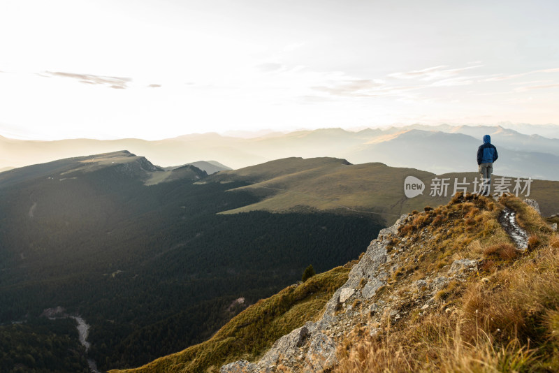 登山者山顶眺望远方山峦