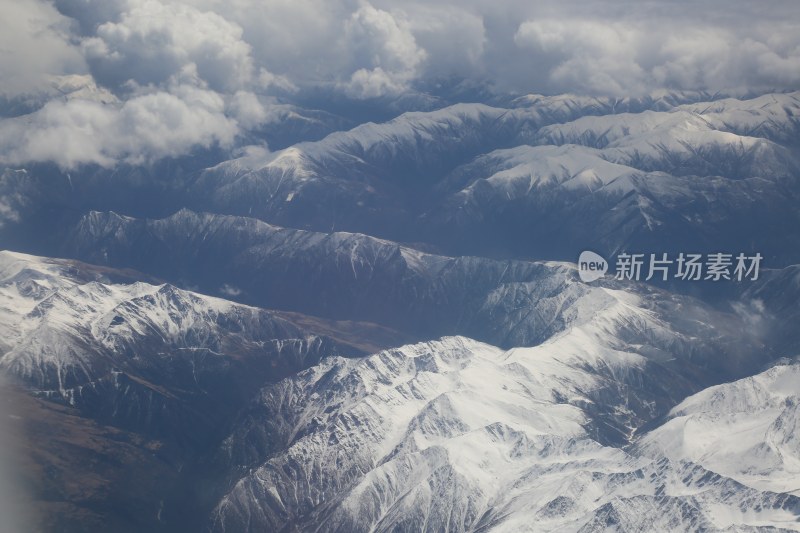在西安飞拉萨的飞机上拍摄的高原雪山