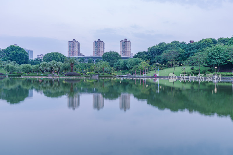 佛山千灯湖公园湖泊树林与城市高楼建筑