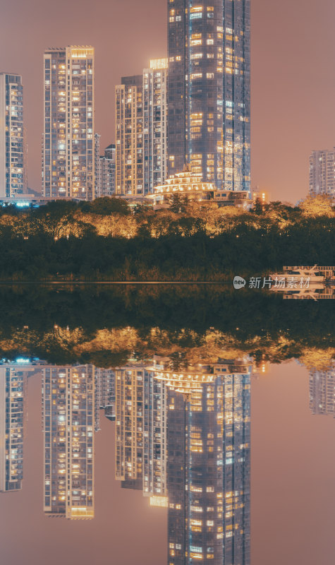 夜晚高层居民楼与水面倒影