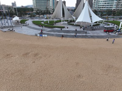 航拍威海国际海水浴场沙滩的秋季风景