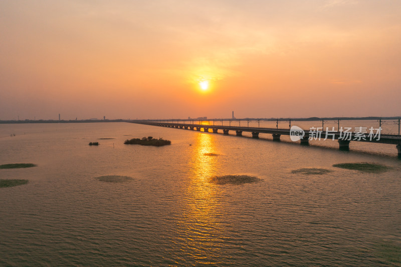 元荡郊野公园 高铁桥梁晚霞下的宁静湖面