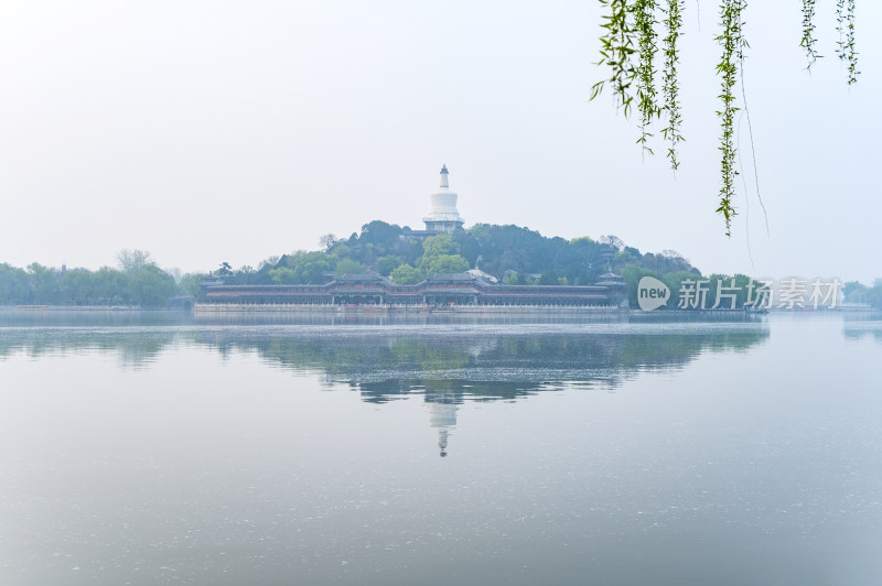 北海公园春天早晨湖面雾气倒影风光