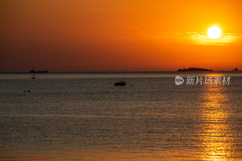 山东烟台第一海上浴场栈桥海上日出景观