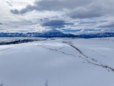 中国新疆阿勒泰冬季雪景茫茫雪原与雪山