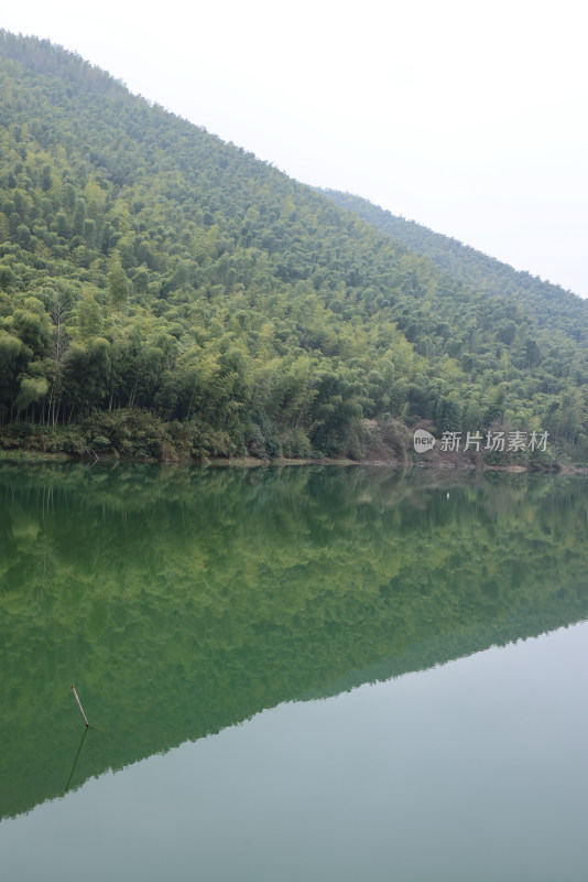 浙江湖州德清县上杨村静谧的湖光山色