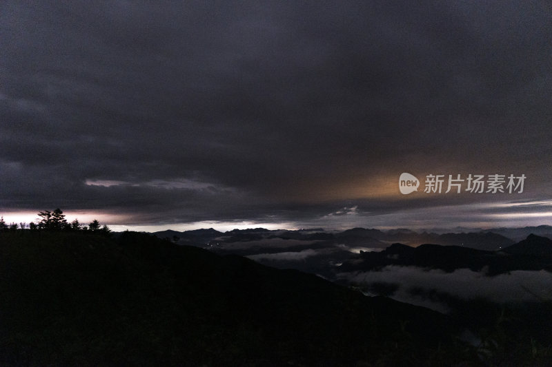 乌云笼罩的山林云海远景