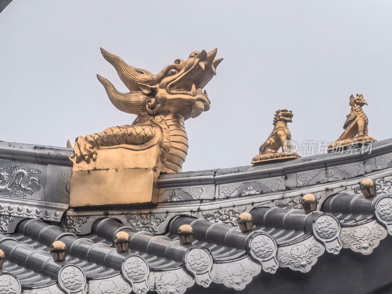 峨眉山金顶寺庙古建筑屋檐装饰