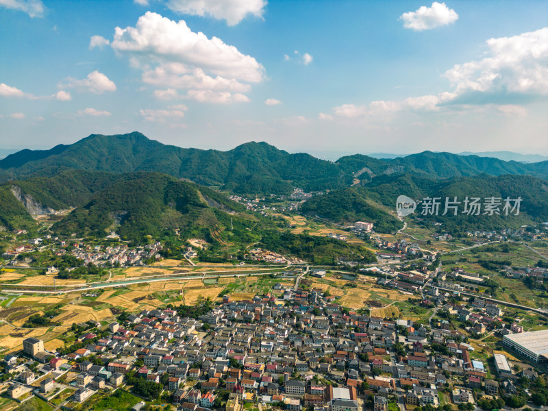 航拍蓝天白云下的青山河流稻田乡村风光