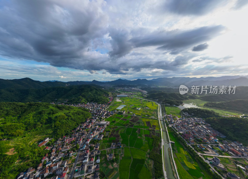 航拍蓝天白云下的青山乡村全景风光