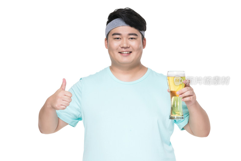 肥胖的年轻男子拿着啤酒