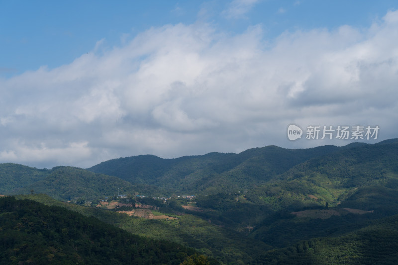 蓝天白云下的山峦景色