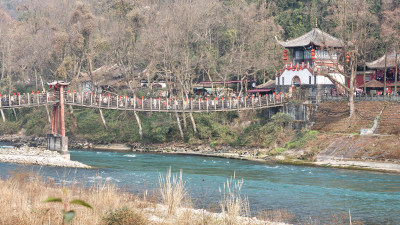 冬天春节四川都江堰景区的安澜桥人行桥