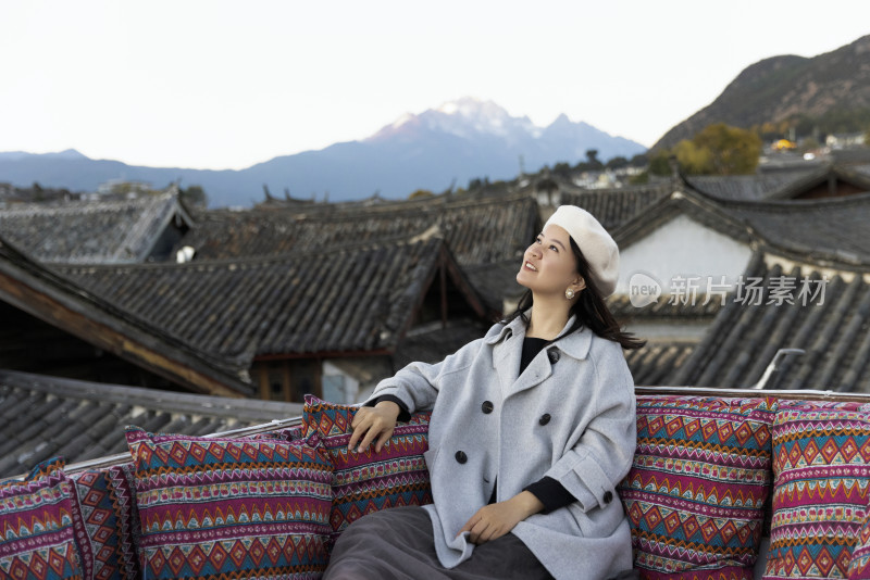 在丽江古城旅行的美女