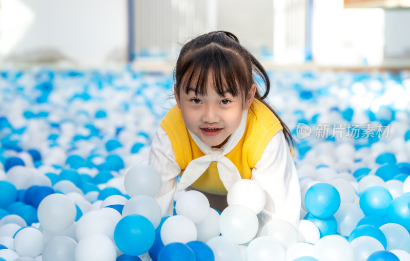 快乐的小女孩在玩海洋球