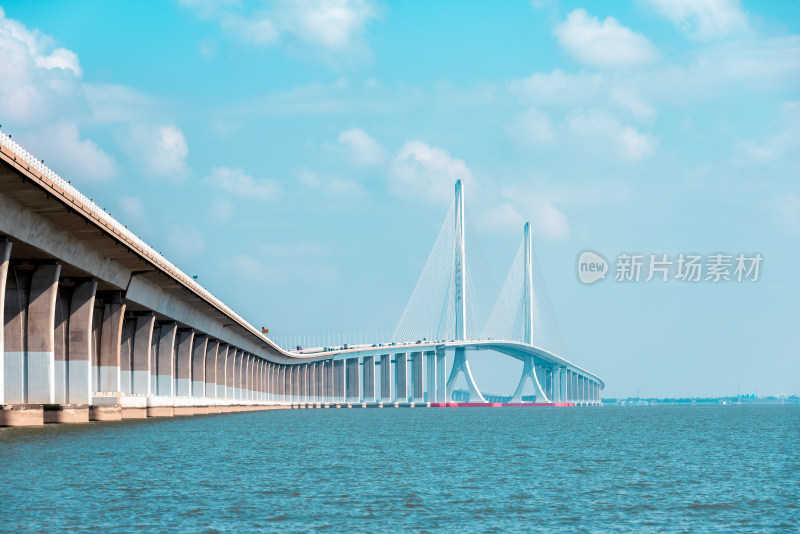 上海至崇明岛上海长江大桥建筑风光