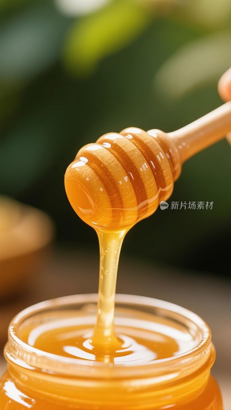 纯天然蜂蜜倒入玻璃罐特写