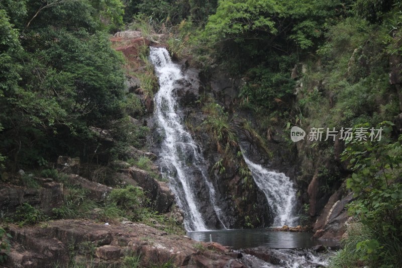 广东东莞：枯水期的黄茅田瀑布