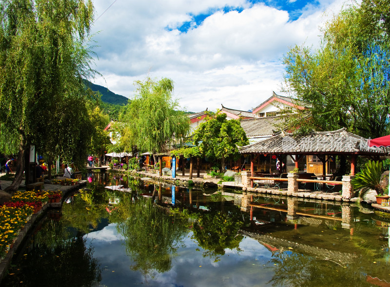 丽江古城河边休闲场景