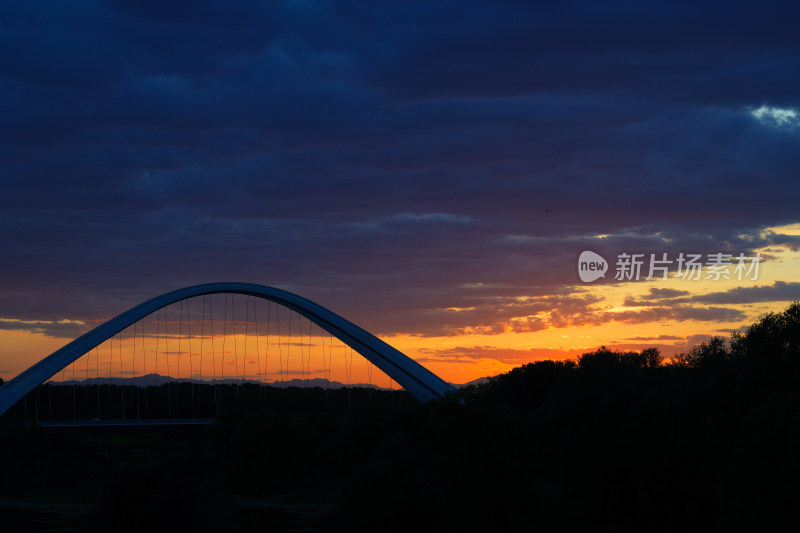 北京未来科学城滨水公园大桥的晚霞