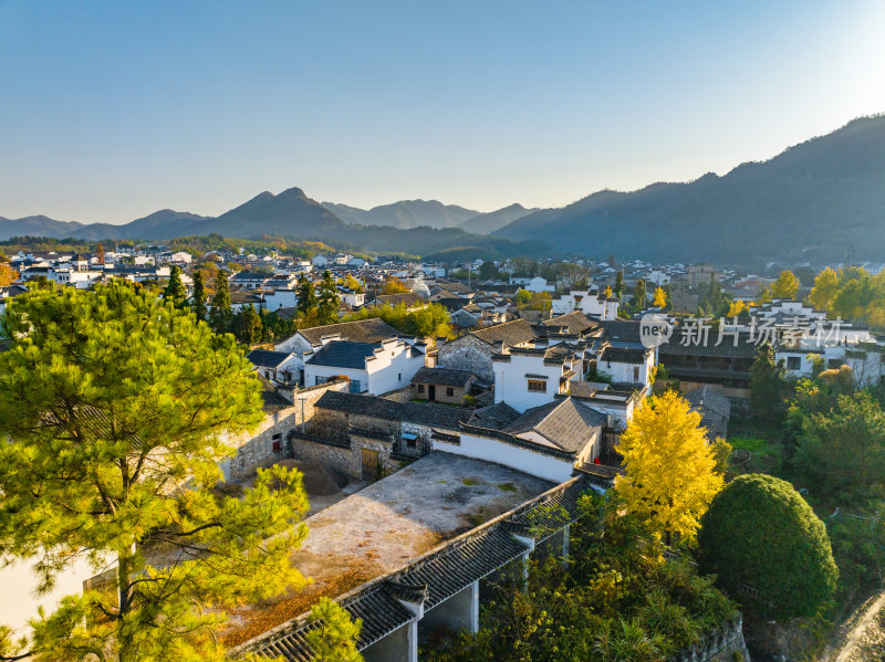 航拍安徽宣城泾县桃花潭风景区老街村庄