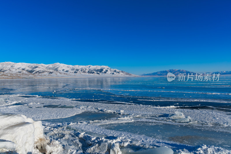 新疆冬季赛里木湖雪景雪山冰湖蓝冰日照金山