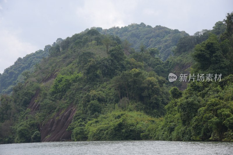 广东韶关：水上丹霞游船锦江沿岸风景