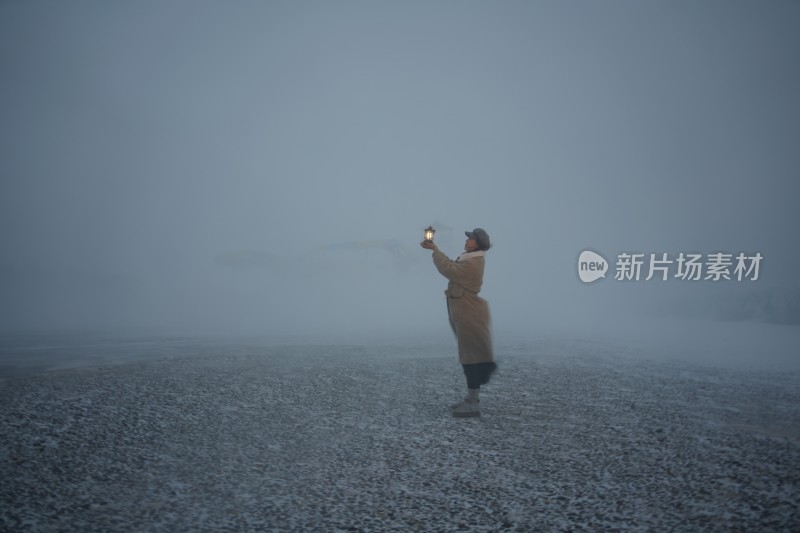 山东威海威高海洋公园日落湾沙滩风雪女子