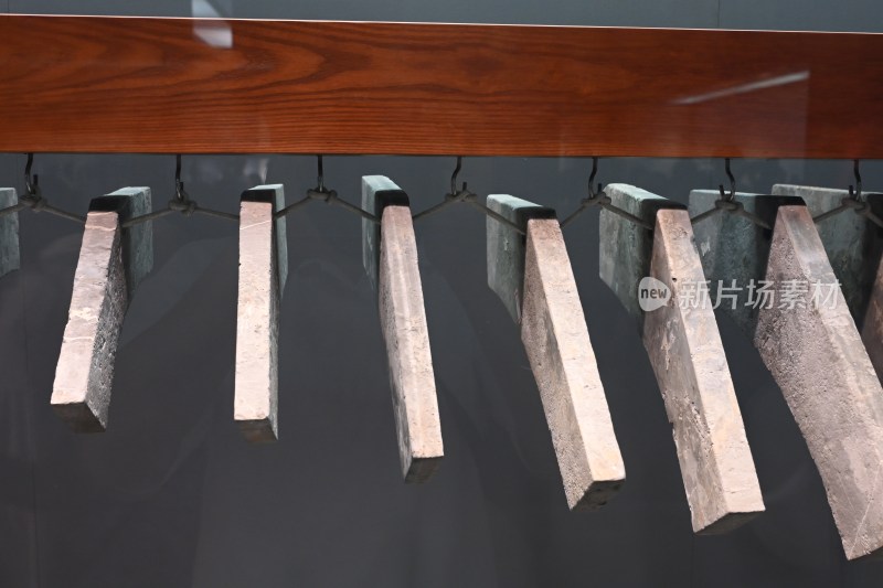 悬挂展示的金属长条物品